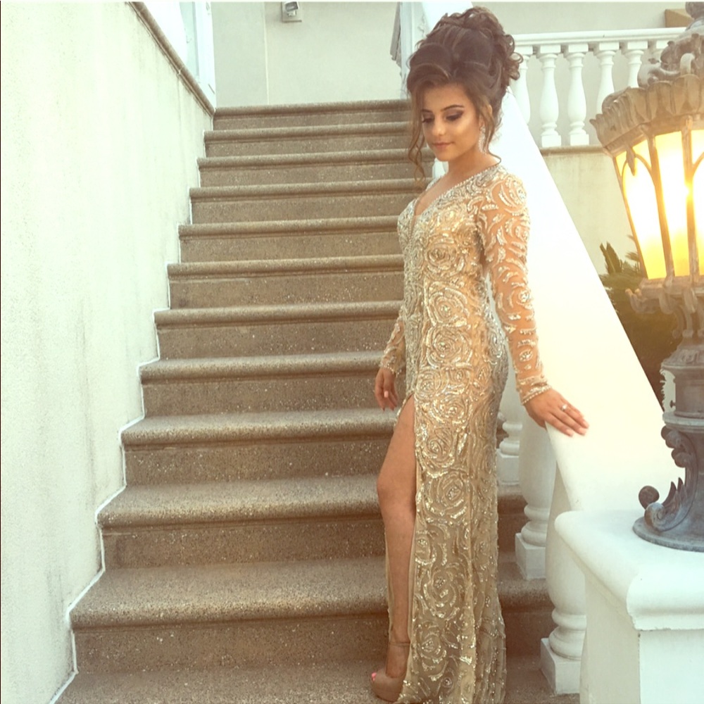 Gown, dress - Picture 1 of 5